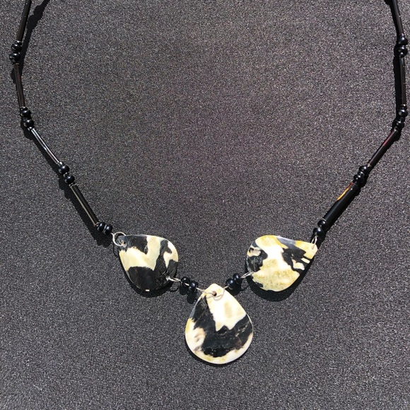 Black bead necklace with three teardrop design on mother of pearl - Picture 2 of 4